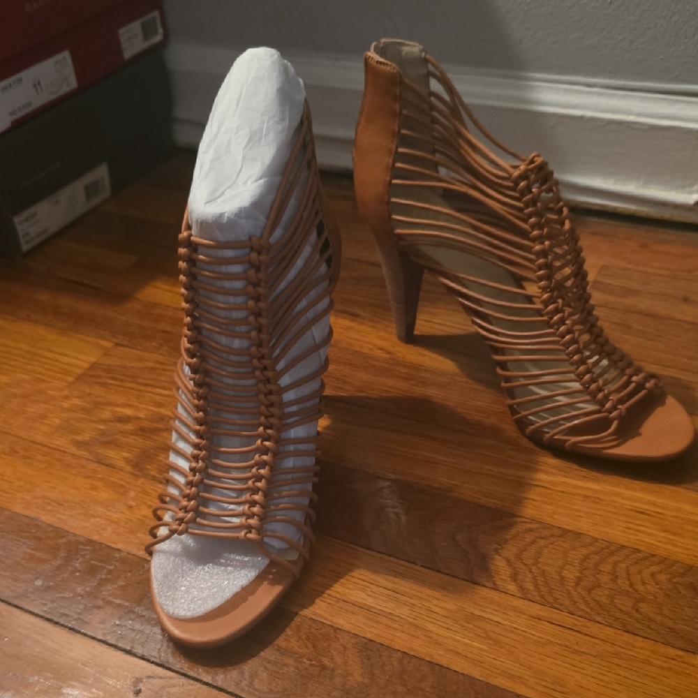 Vince Camuto Leather Tan Strappy Heels. 4" Heel
